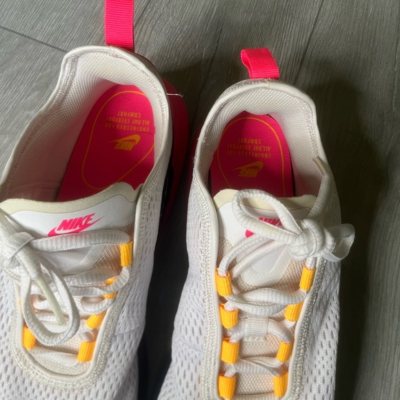 Nike Womens Air Max Motion 2
C16515-100 White Running Shoes
Sneakers Size 10.5 - Picture 5 of 8
